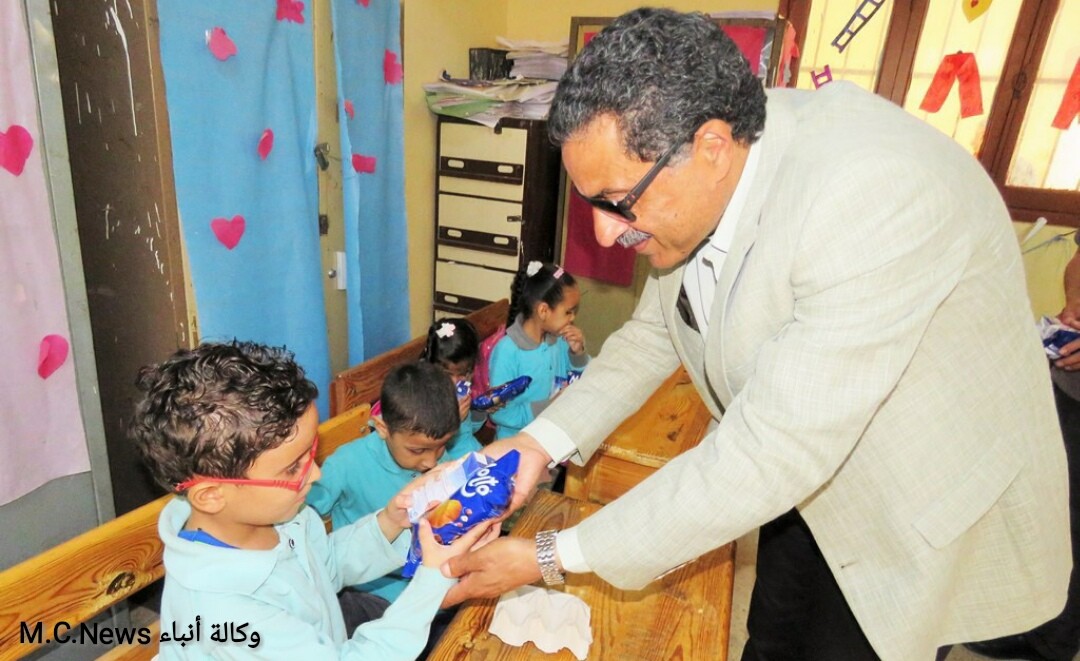 مدير أمن الإسماعيلية يوزع عصائر على طلبة النور للمكفوفين