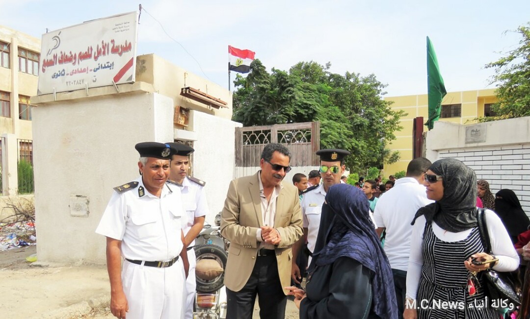 مدير أمن الإسماعيلية أثناء زيارة مدرسة الأمل للصم وضعاف السمع