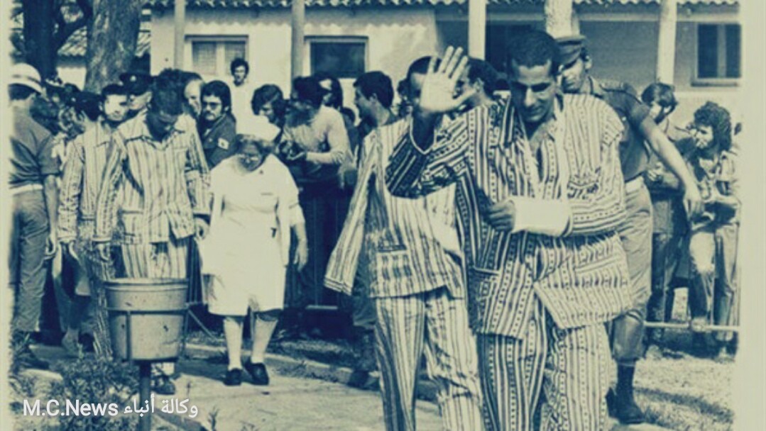 لحظة إعادة الأسرى اليهود بعد إنتصار أكتوبر مرتدين البيجامات الكستور