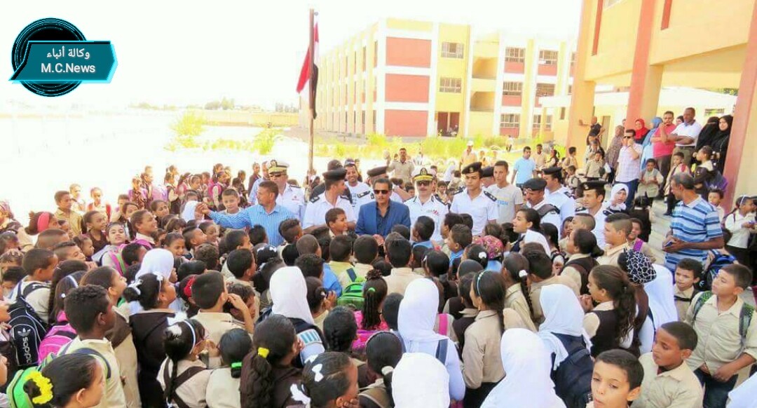 مدير أمن الإسماعيلية يتوسط طلبة المدرسة