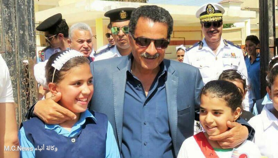 اللواء محمد على حسين يتوسط طفلتين