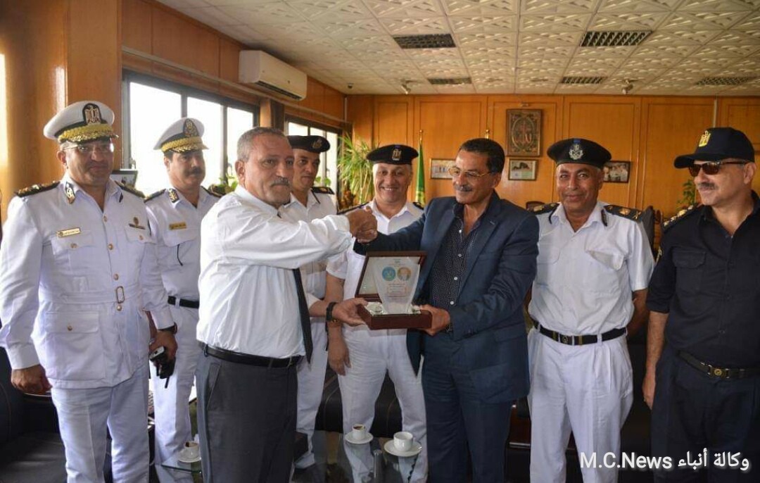 مدير الأمن يهدي درع المديرية لمحافظ الإسماعيلية