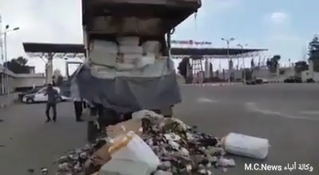لحظة القبض علي سيارة جمع القمامة وبداخلها بضائع معدة للتهريب