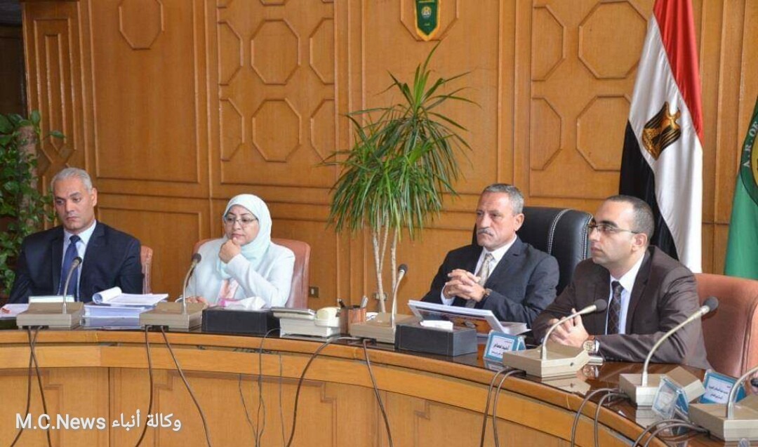 محافظ الإسماعيلية أثناء الإجتماع