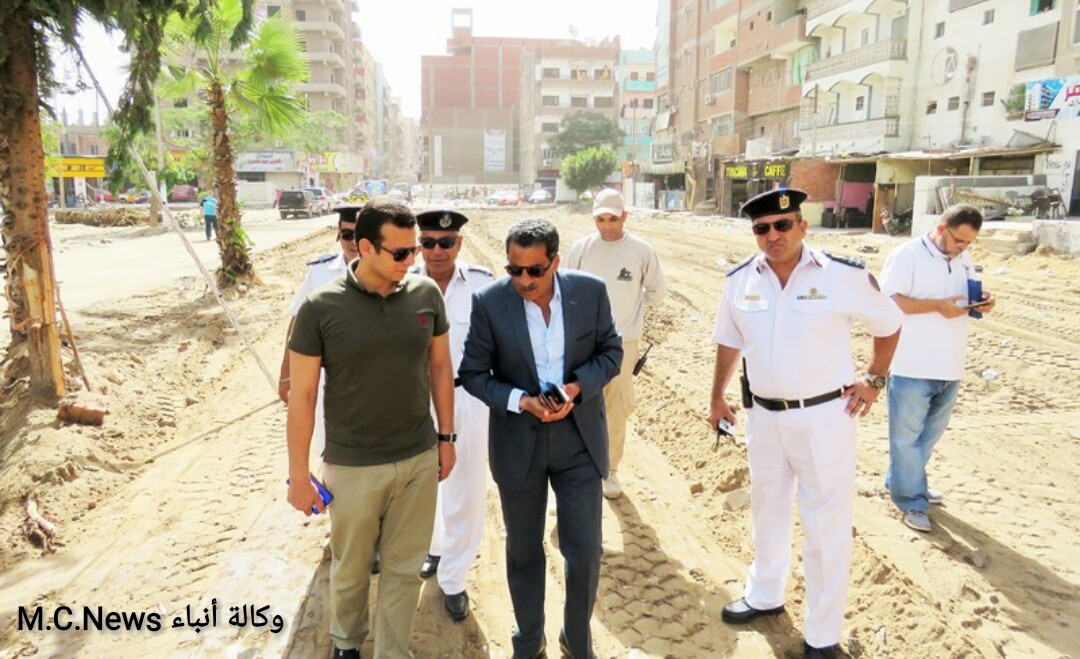 مدير الأمن أثناء متابعة أعمال تجهيز الطربق الجديد