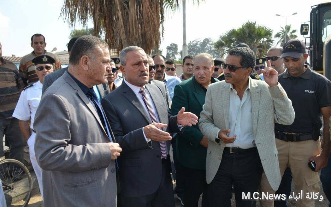 محافظ ومدير أمن الإسماعيلية أثناء إزالة محلات الأسماك بطريق البلاچات