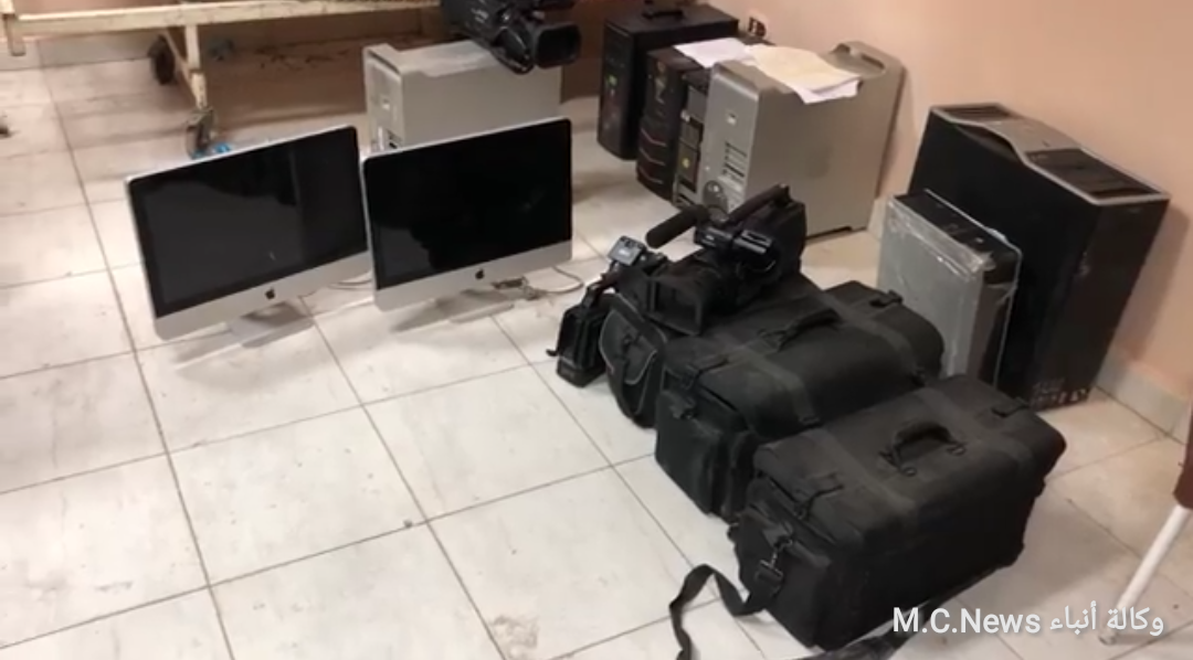 جانب من المضبوطات عقب اقتحام مقر القنوات غير المرخصة