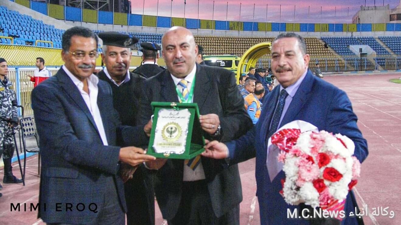 عدسة ميمي عروق - مدير أمن الإسماعيلية لحظة التكريم