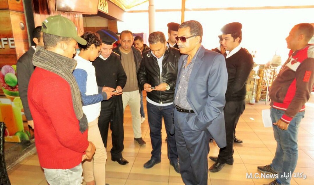 مدير الأمن أثناء التحدث مع طلبة المدارس الهاربة داخل أحد المقاهي