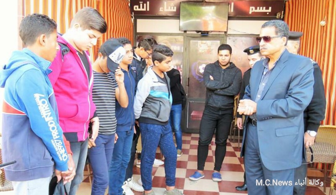 مدير أمن الإسماعيلية يتحدث مع الطلبة الهاربين من المدارس