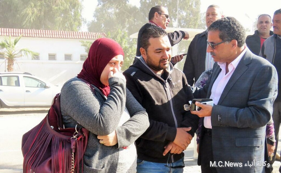 مدير أمن الإسماعيلية يتحدث مع بعض الأسر أثناء حملة إزالة تعديات طريق البلاچات