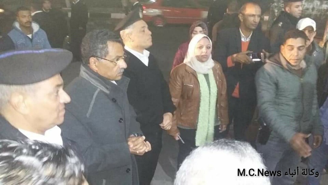 مدير أمن الإسماعيلية يتحدث مع أصحاب المخالفة بمنطقة الخامسة