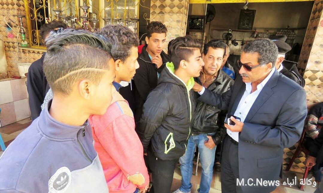 مدير أمن الإسماعيلية يتحدث مع الطلبة الهاربة من مدارسها