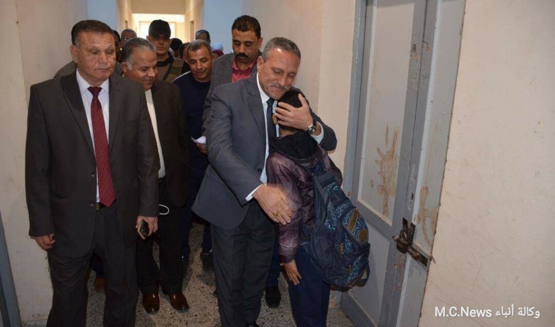 محافظ الإسماعيلية يحتضن أحد الأطفال من ذوي الاحياجات الخاصة