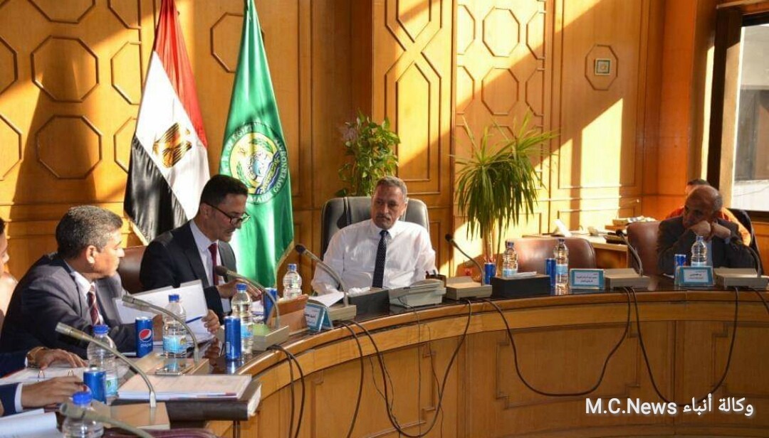 محافظ الإسماعيلية اللواء حمدي عثمان أثناء الإجتماع
