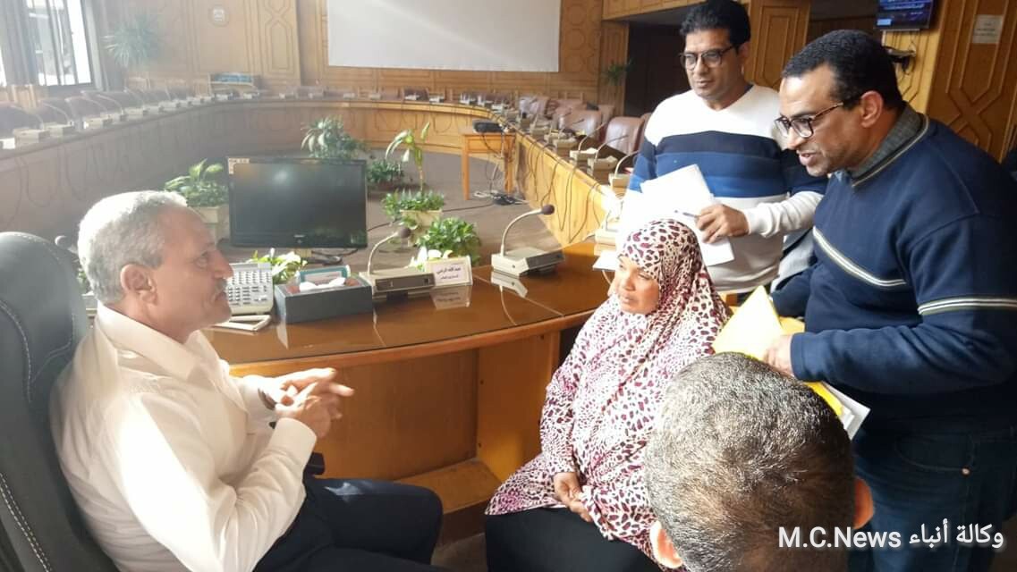 محافظ الإسماعيلية أثناء الاستماع لمشاكل بعض المواطنين