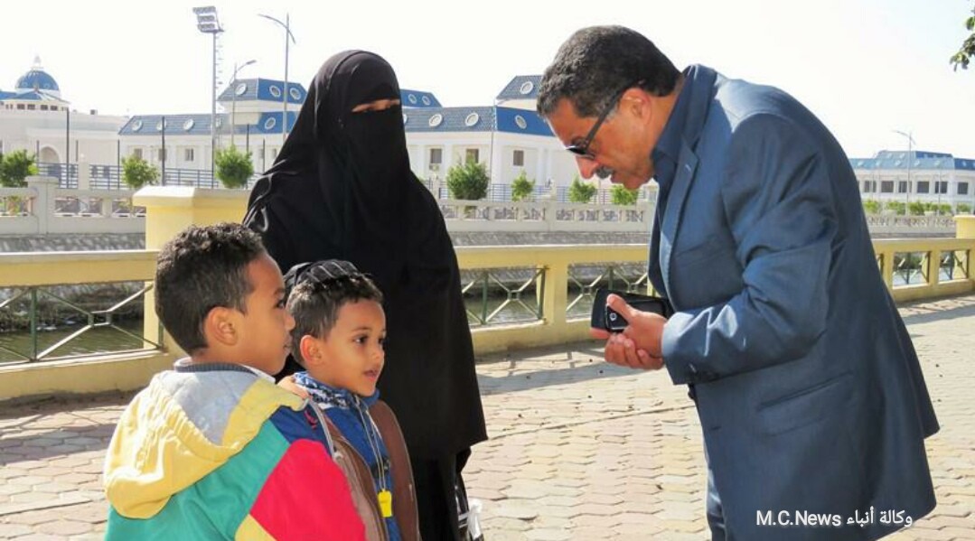 مدير أمن الإسماعيلية يتحدث إلي مواطنة مع أبنائها
