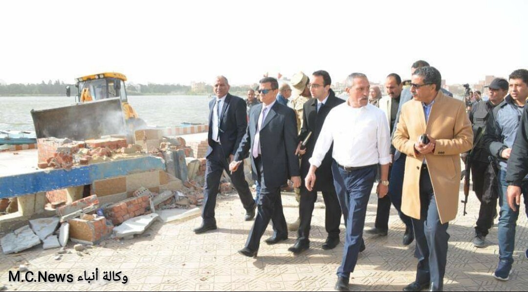 محافظ ومدير أمن الإسماعيلية أثناء قيادة حملة إزالة تعديات كورنيش البلاچات