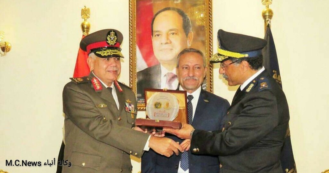 مدير أمن الإسماعيلية والمحافظ وقائد الجيش الثاني لحظة تبادل الدروع