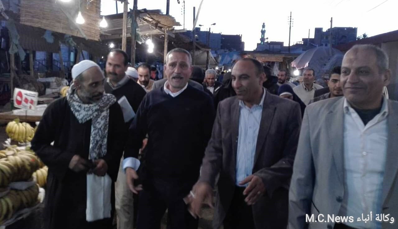 محافظ الإسماعيلية أثناء تفقد سوق الجمعة