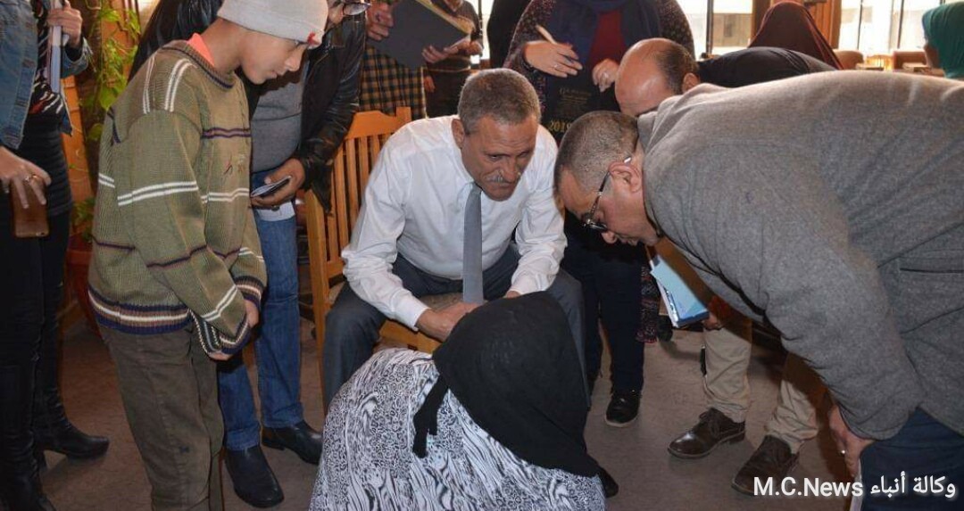 محافظ الإسماعيلية أثناء لقاء المواطنين