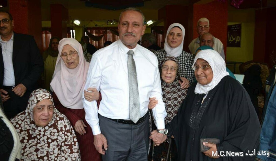 محافظ الإسماعيلية مع المُسنين