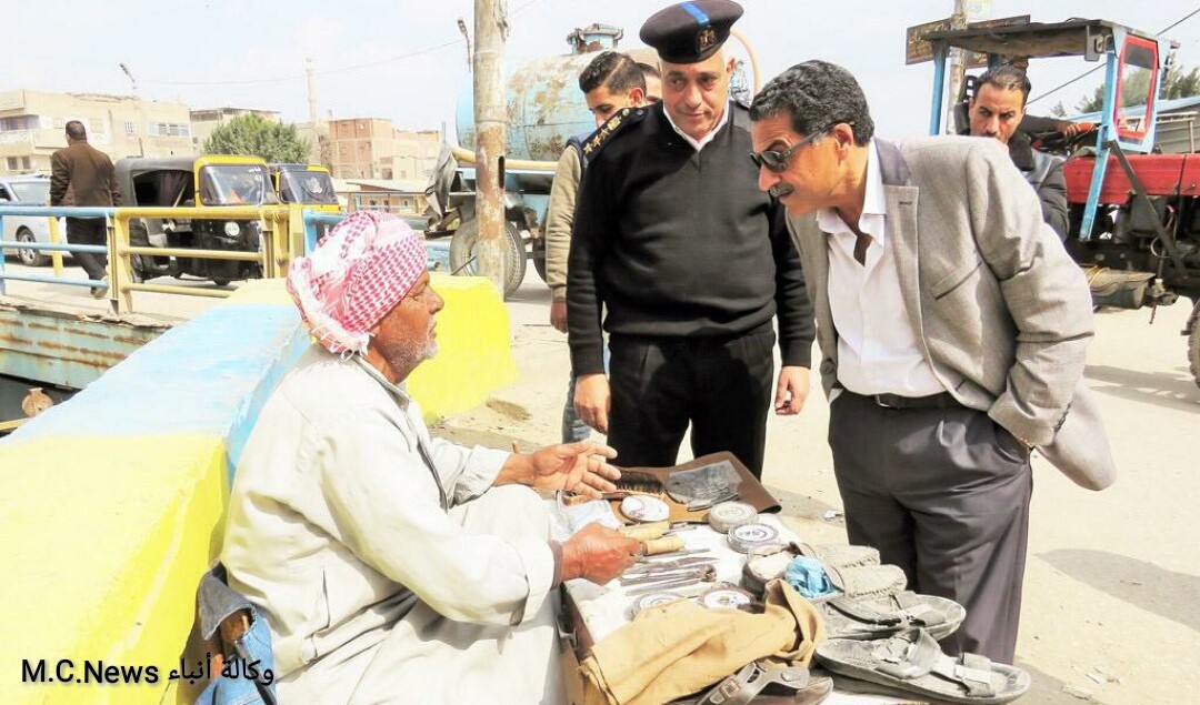 مدير أمن الإسماعيلية أثناء الاستماع إلي أحد المواطنين البسطاء