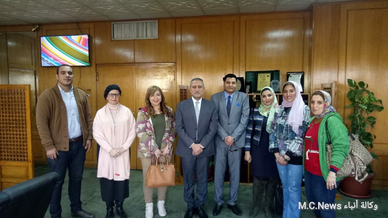 محافظ الإسماعيلية مع مسؤولي المؤسسة ودكاترة المعهد