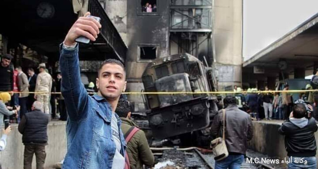 الشاب صاحب صورة السيلفي مع حطام قطار حادثة محطة مصر