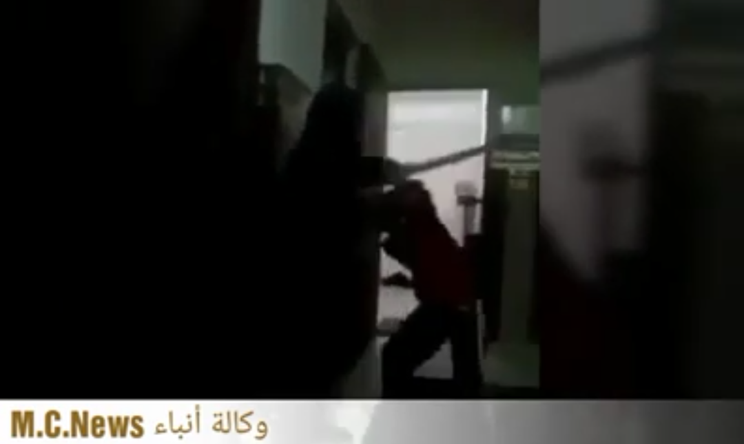 لحظة ضرب المشرفة للأطفال الأيتام بعصا غليظة