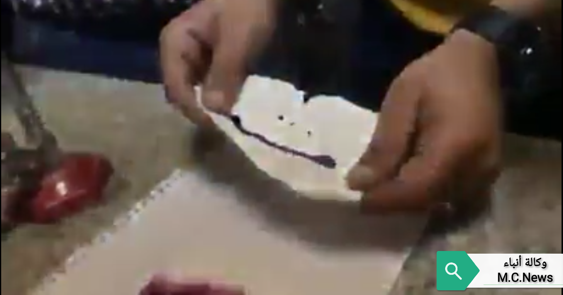 المنديل الورقي لحظة وضع السائل علية دون أن يمتصة