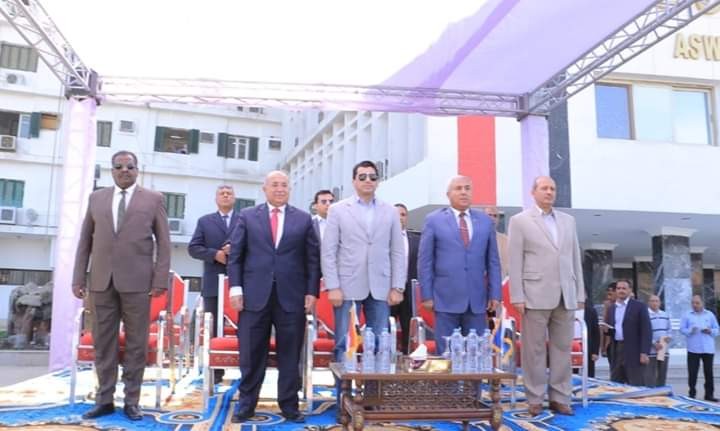 وزير الشباب والرياضة ومحافظ أسوان أثناء مشاهدة ختام سباق الدراجات