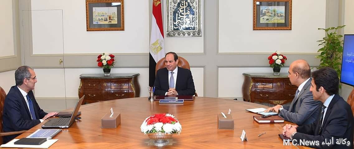 الرئيس السيسي أثناء الإجتماع مع وزير الإتصالات