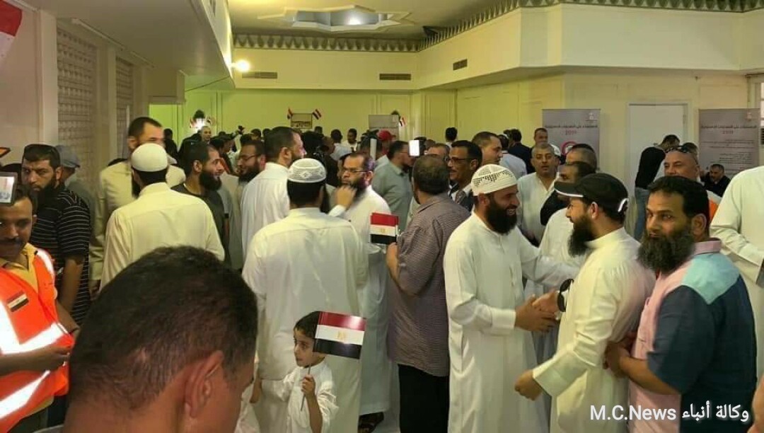 مجموعات من أعضاء حزب النور بالجالية المصرية بالكويت تدلي بصوتها بالاستفتاء