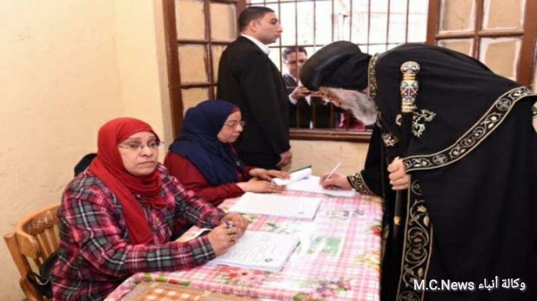 البابا تاوضروس اثناء الإدلاء بصوته فى الإستفتاء والموظفة فاطمة عبد اللطيف