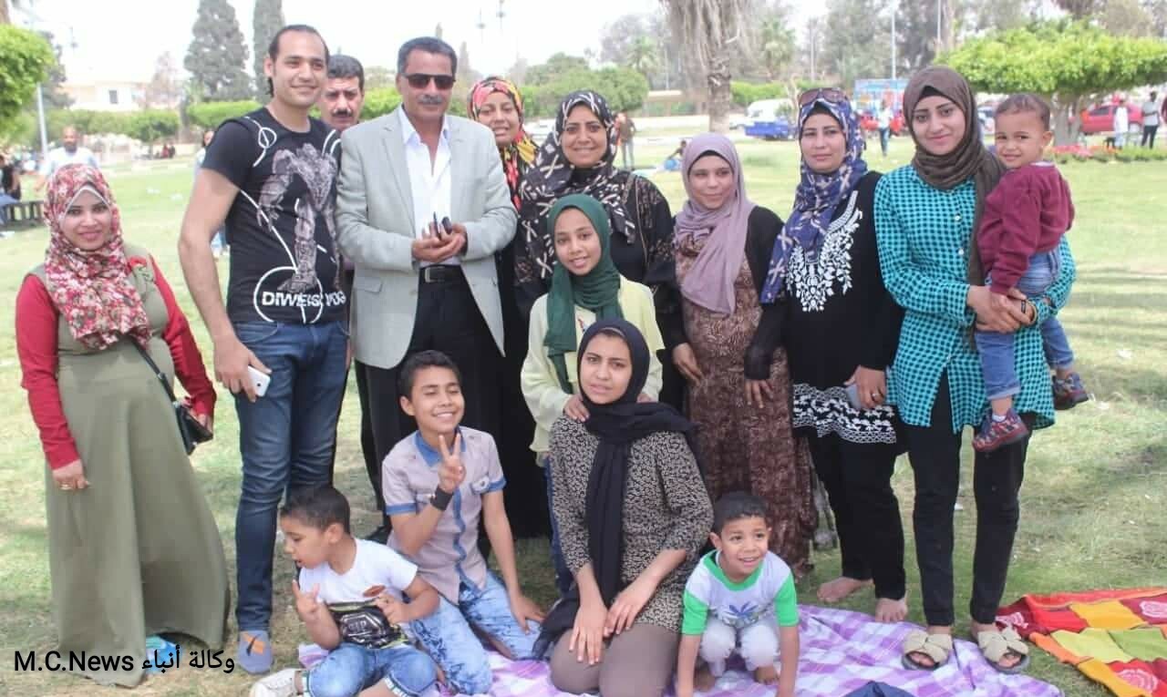اللواء محمد على حسين مع المواطنين باعياد الربيع