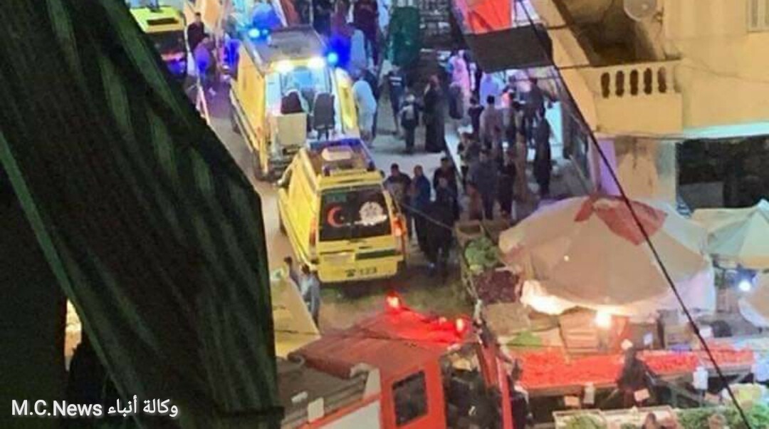 سيارات الإسعاف تنقل الأهالي المصابين بالاختناق من منطقة الحادث
