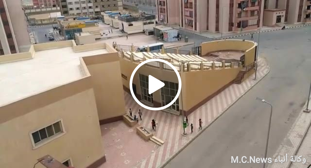 لحظة تكسير أطفال أهالي حي الاسمرات زجاج مركز الثقافة