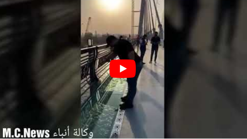 لحظة سير الشباب المصري على الممشي الزجاجى لكوبري روض الفرج