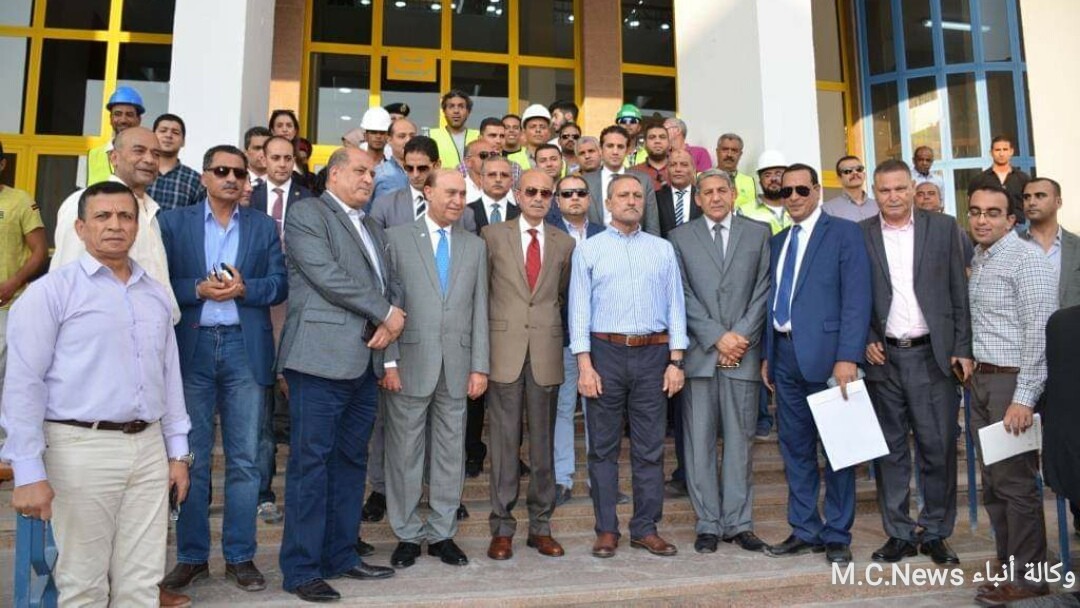 رئيس الوزراء السابق ومحافظ الإسماعيلية والفريق مميش والقيادات الأمنية لحظة تفقدهم إستاد الإسماعيلي