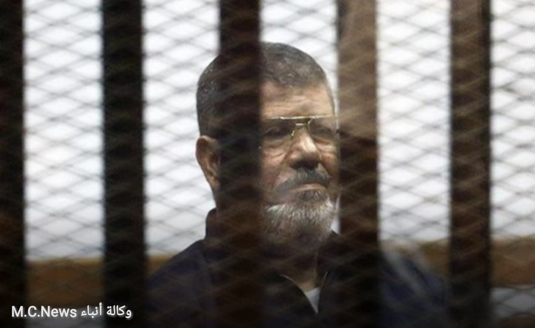 الرئيس المعزول محمد مرسي داخل قفص الاتهام (أرشيفية)