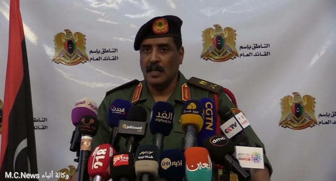 المتحدث باسم الجيش الوطنى الليبي أثناء إلقاء البيان