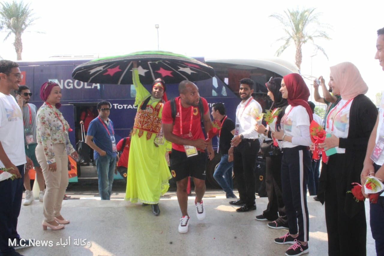 لحظة وصول بعثة انجولا الإسماعيلية (عدسة - ميمي عروق)