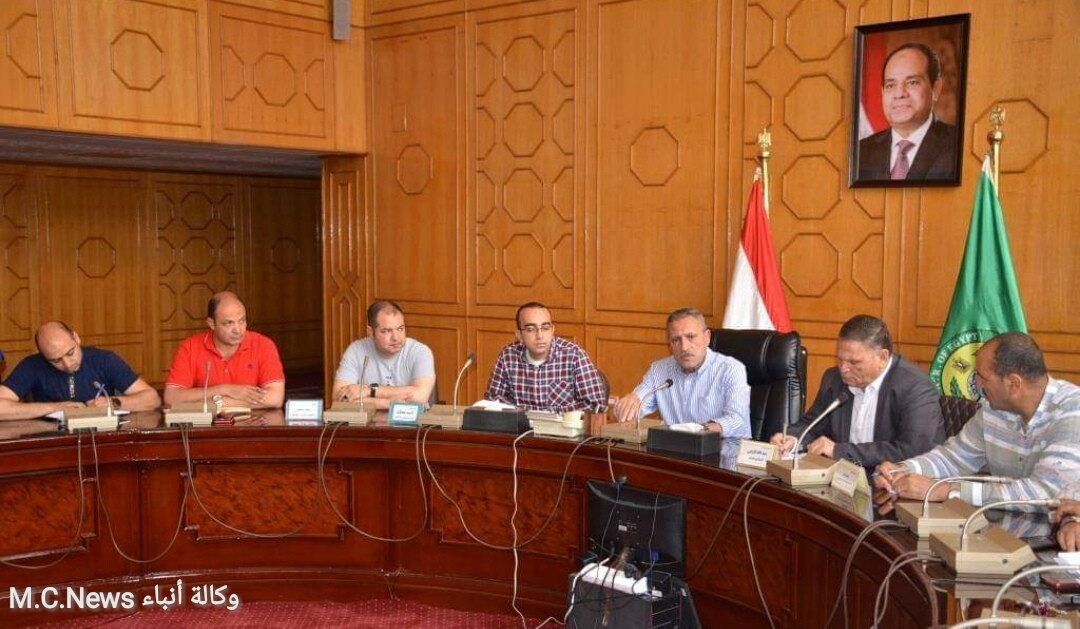 محافظ الإسماعيلية أثناء الإجتماع