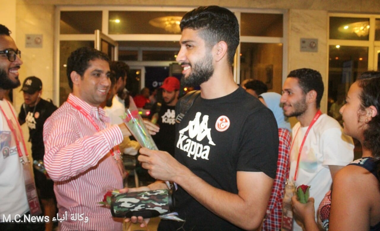 لحظة إستقبال بعثة منتخب تونس (عدسة - ميمي عروق)