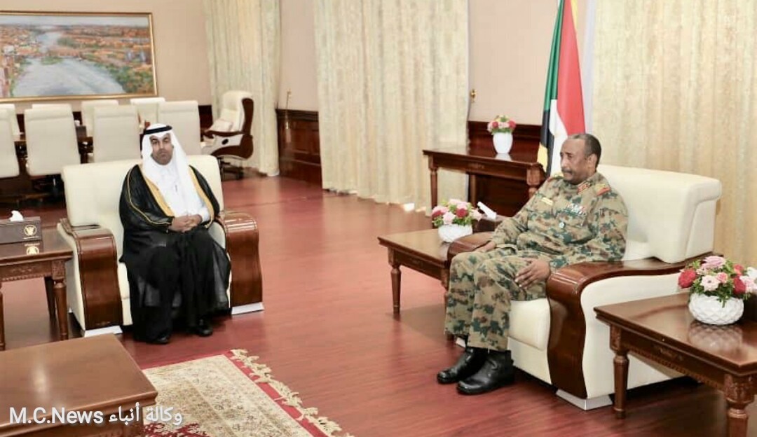 رئيس البرلمان العربي أثناء لقاء رئيس المجلس العسكري الانتقالي بالسودان