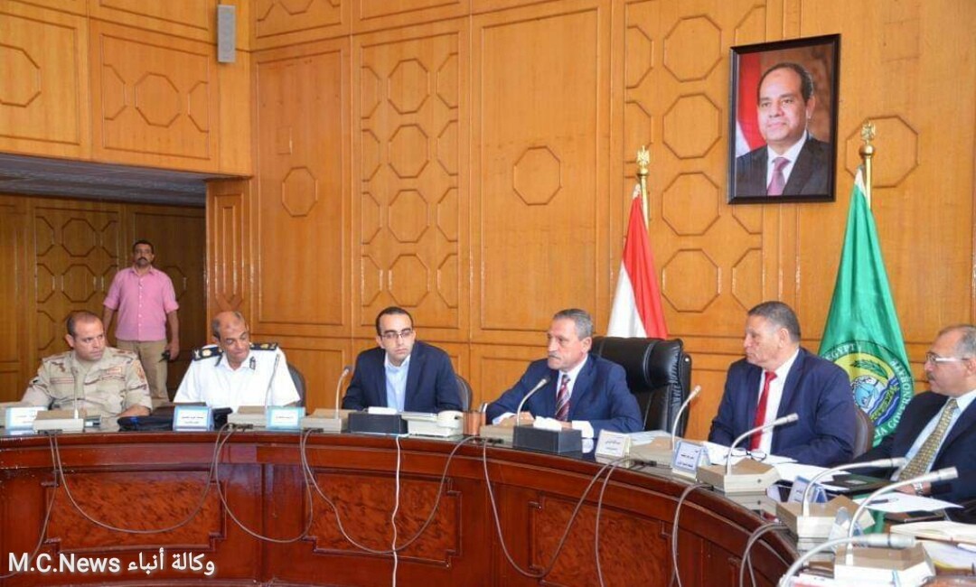 محافظ الإسماعيلية أثناء اجتماع المجلس التنفيذي