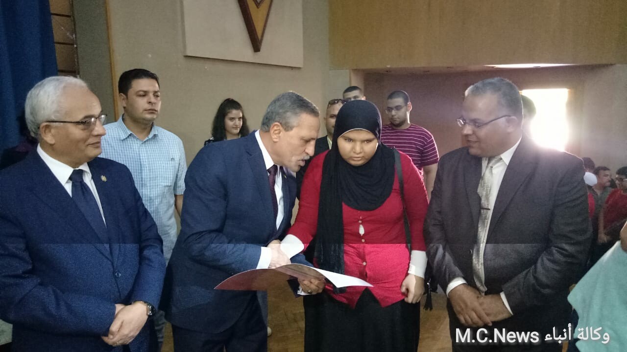 محافظ الإسماعيلية أثناء تكريم أوائل الثانوية العامة