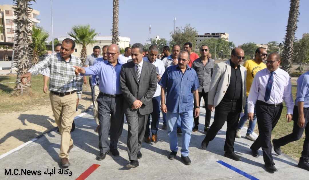 رئيس جامعة قناة السويس أثناء تفقد المسار الجديد للعيادات الخارجية