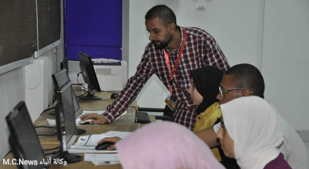 طلاب المرحلة الثانية لحظة التقديم بمكتب تنسيق جامعة القناة